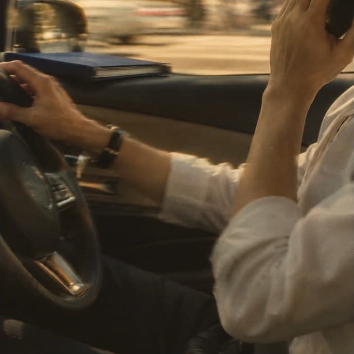 車の中で電話をする人の手元